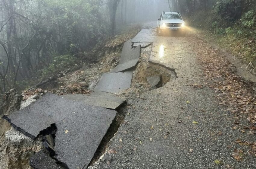  Силна бура предизвика хаос во соседството: Поплави и лизгање на земјиштето ги затворија патиштата, стотици луѓе останаа без струја