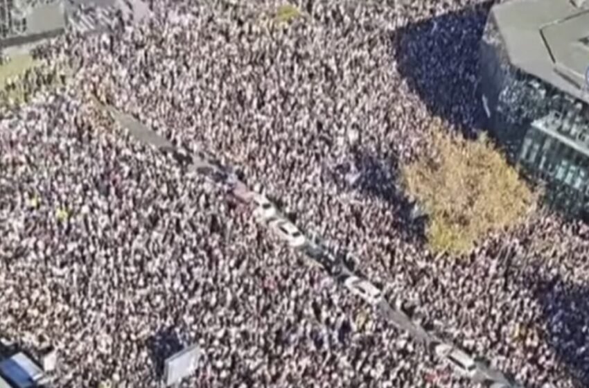  Граѓаните им оддадоа почит на жртвите од уривањето на настрешницата во Нови Сад