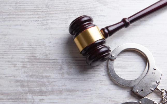  Жената што му се закани на судијата на судењето на Трамп осудена на 27 месеци затвор