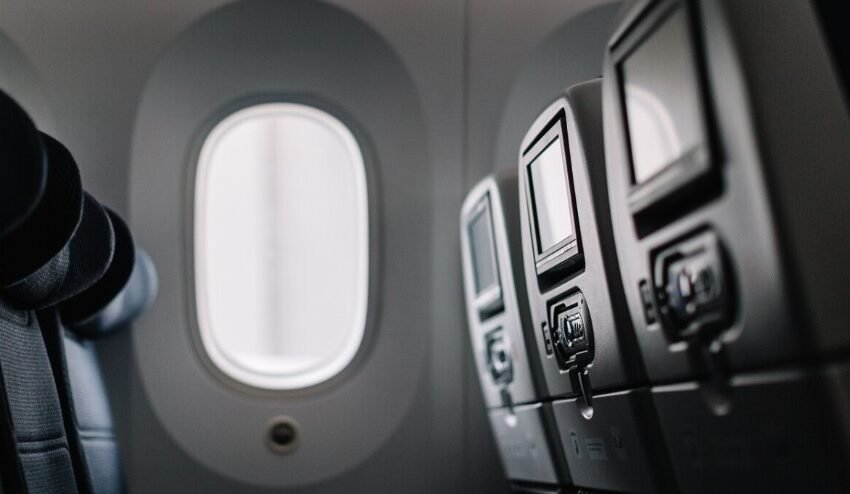  ВИДЕО Паника по слетувањето: Патници мораа да скокаат од авион за да излезат од него