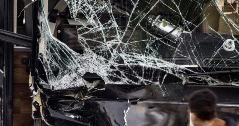  Седум лица загинаа а 11 се повредени во судир на автобус и камион во Турција