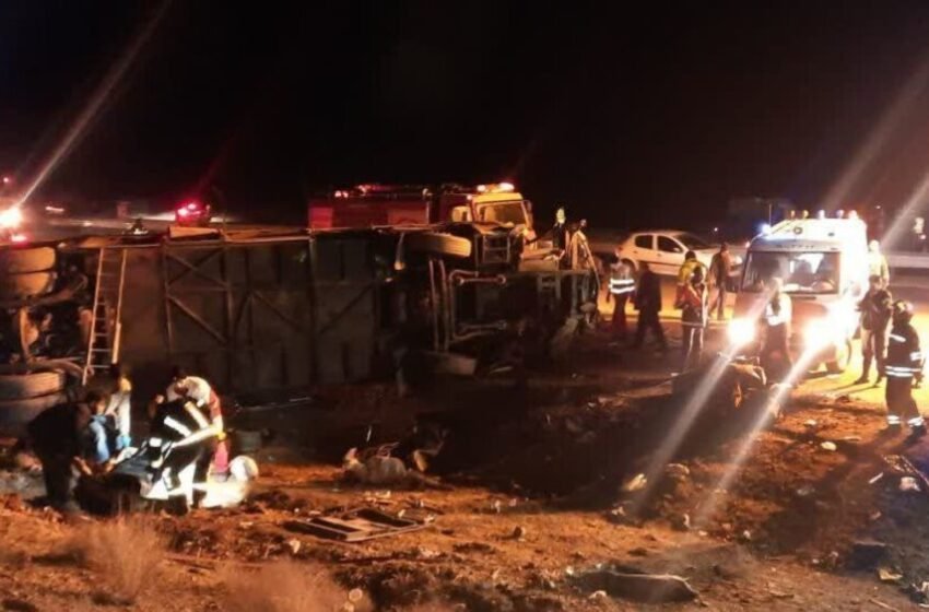  Трагедија во Иран: Автобус ја изгуби контролата и се преврте, најмалку 13 загинати