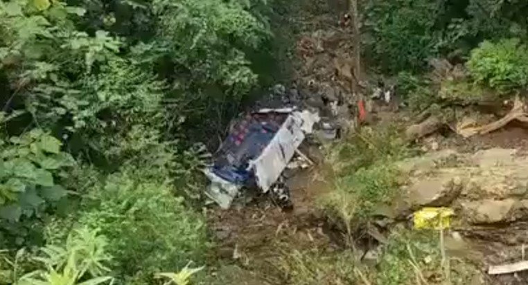  Автобус со ученици паднал во провалија во Колумбија, најмалку 12 загинати