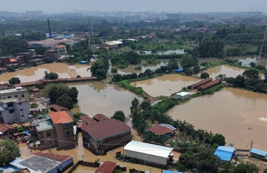  Повеќе од 1200 загинати и 800 исчезнати во поплавите во југоисточна Азија