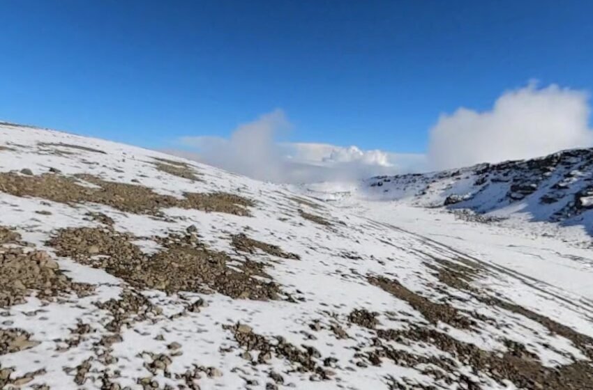  Се урна хеликоптер на Килиманџаро, загинаа пет лица, меѓу нив двајца Чеси