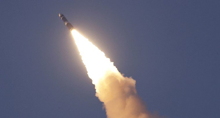  Сеул: Северна Кореја лансираше десетина ракети од повеќецевен ракетен систем