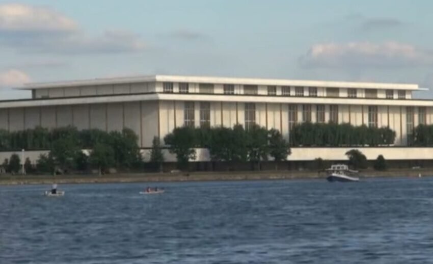  Центарот Кенеди е преименуван во Центарот Трамп-Кенеди