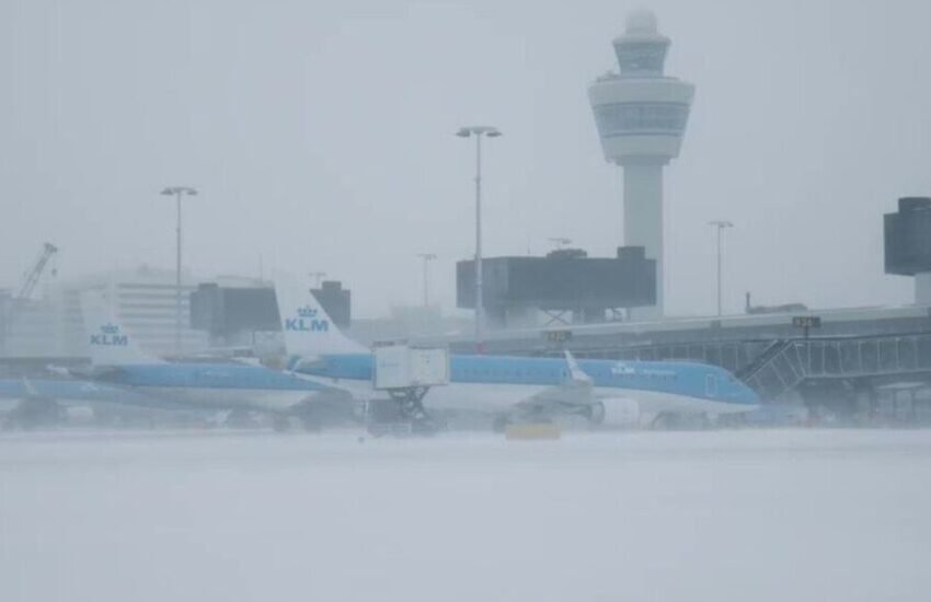  Откажани над 700 летови во Амстердам, патниците останаа заробени со часови