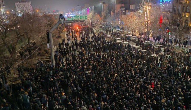  Масовни протести низ Иран, исклучен интернетот во земјата – Трамп се закани на режимот