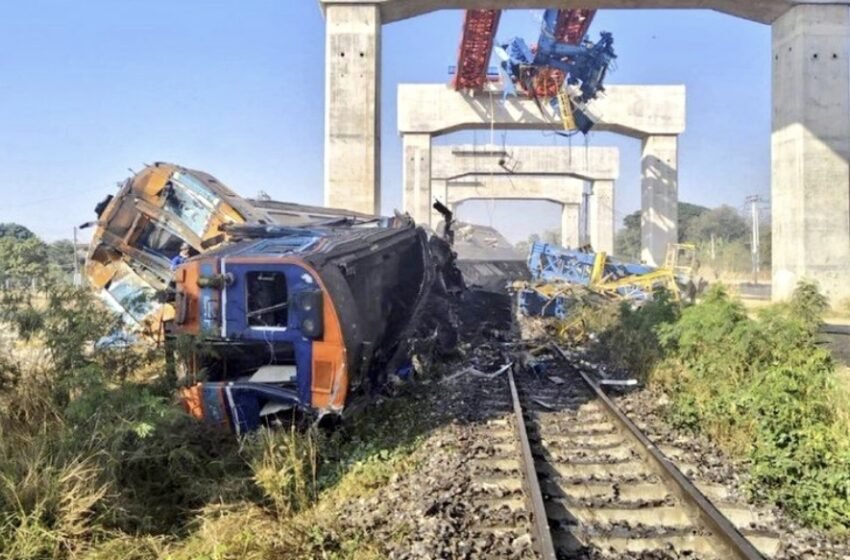  Кран падна врз патнички воз во Тајланд, најмалку 22 загинати