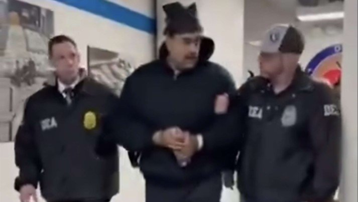  ВИДЕО: Уапсениот Мадуро пристигна во притвор во Њујорк