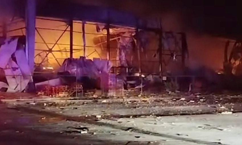  Пет лица се водат како исчезнати по голем пожар во фабрика за храна во Грција