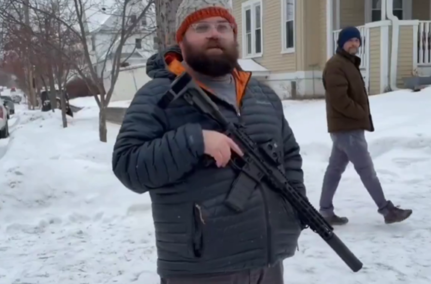  Американците почнаа да патролираат со пушки поради агентите на Трамп (ВИДЕО)