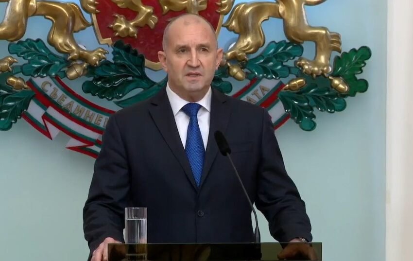  Румен Радев поднесе оставка од функцијата претседател на Бугарија