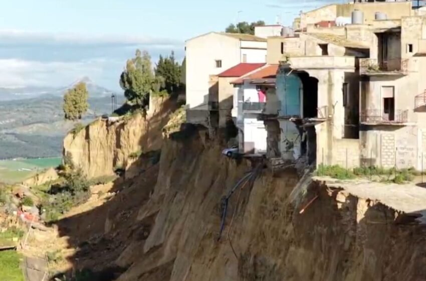  ВИДЕО: Лизгање на земјиште по бура во Сицилија, куќи висат над бездна!