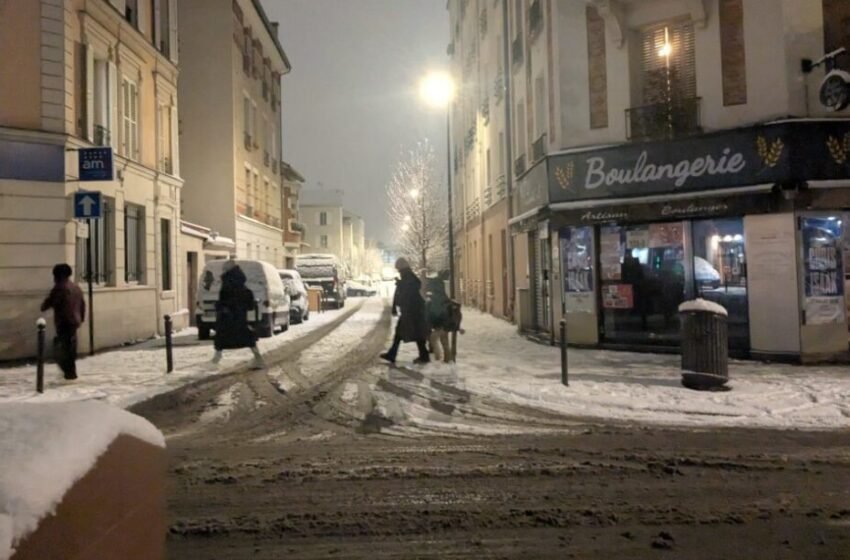  Снегот и мразот ја „парализираа“ Франција, откажани 140 летови