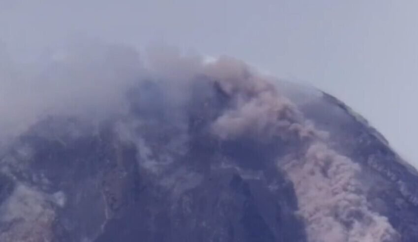  Филипини издадоа високо ниво на тревога поради ерупција на вулкан