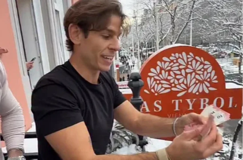  [ВИДЕО] Австриски инфлуенсер од балкон им фрлил 10.000 евра на минувачите во Виена: Толпа луѓе се обиделе да ги фатат банкнотите