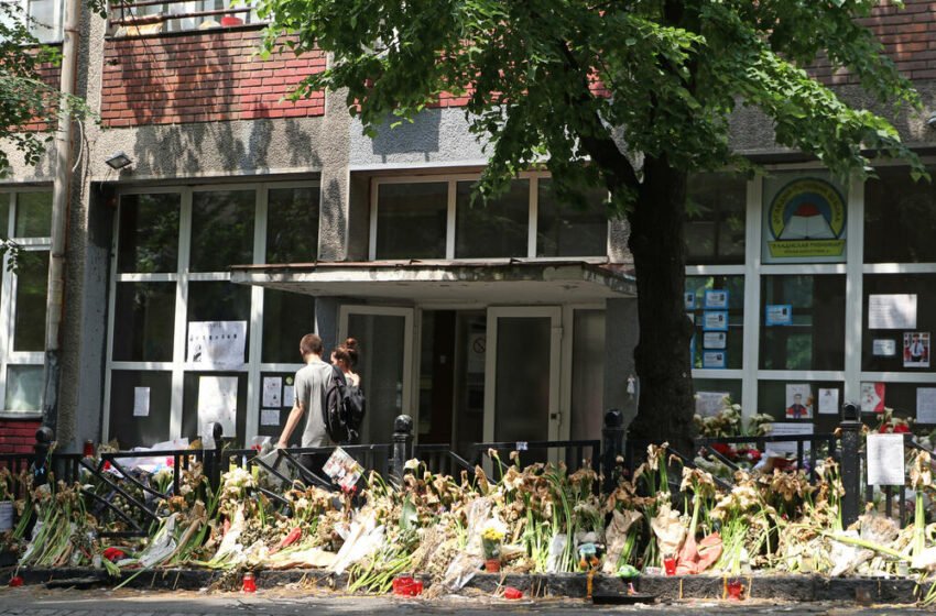 Фрлени пиротехнички средства врз луѓето собрани на комеморацијата за жртвите од масакрот во Белград