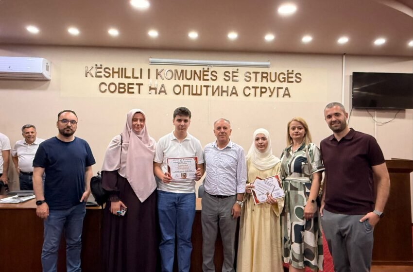  Првенците на генерација од ООУ „Мурат Лабуништи“ наградени од Општина Струга
