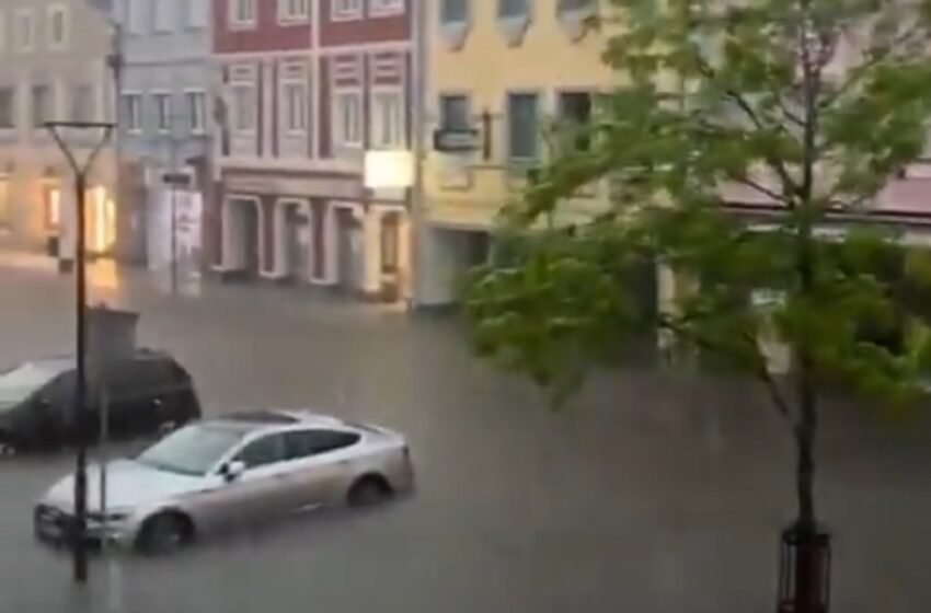  ВИДЕО:Страшно невреме во Австрија – патници заробени во автобус додека кал и вода навлегувале во возилото