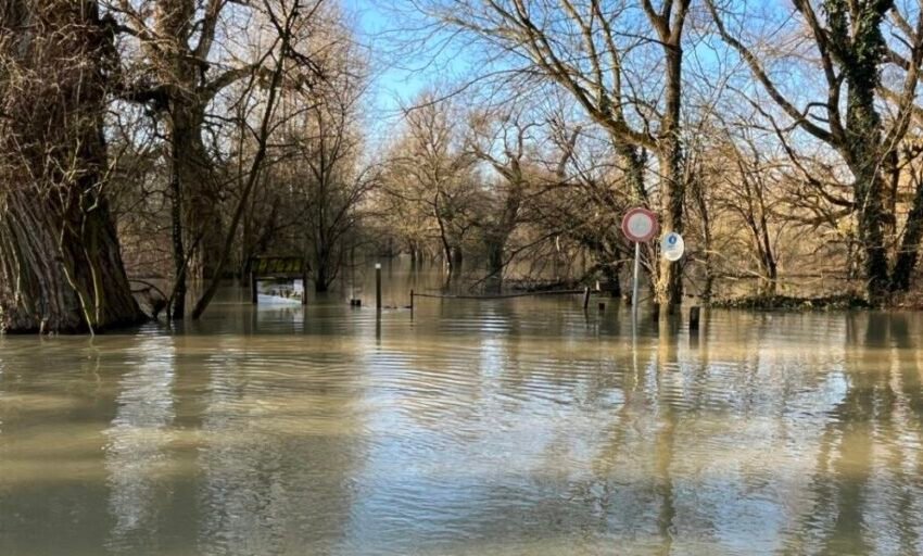  Поплавени куќи, паднати дрвја и електрични столбови по невремето во Романија