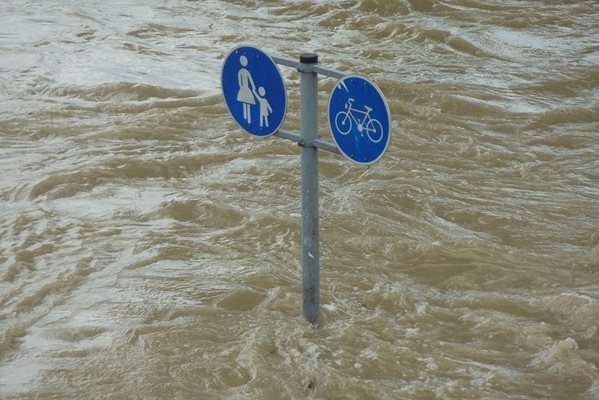 5 лица се водат како исчезнати во југоисточен Мисури, бидејќи врнежите од дожд, кои паѓаат еднаш на 1000 години, предизвикаа катастрофални поплави
