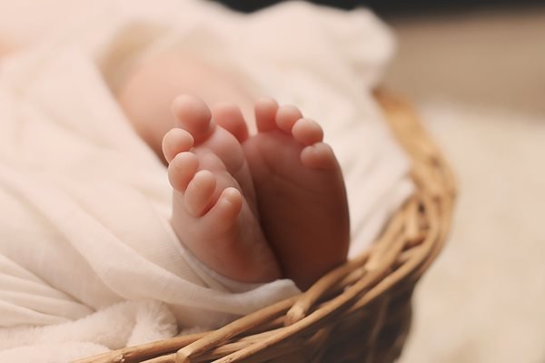  Ужас во соседството: Осуммесечно смрзнато бебе со убоди од нож пронајдено во стан во Атина