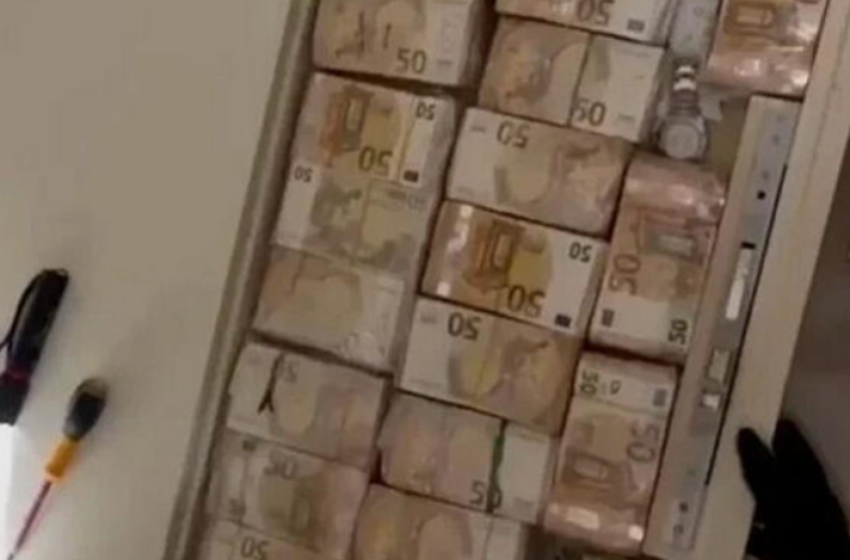  [ВИДЕО] Што има во ѕидовите на куќата на еден наркобос: Пронајдени 3,2 милиони евра, калашникови и 11 часовници „Rolex“